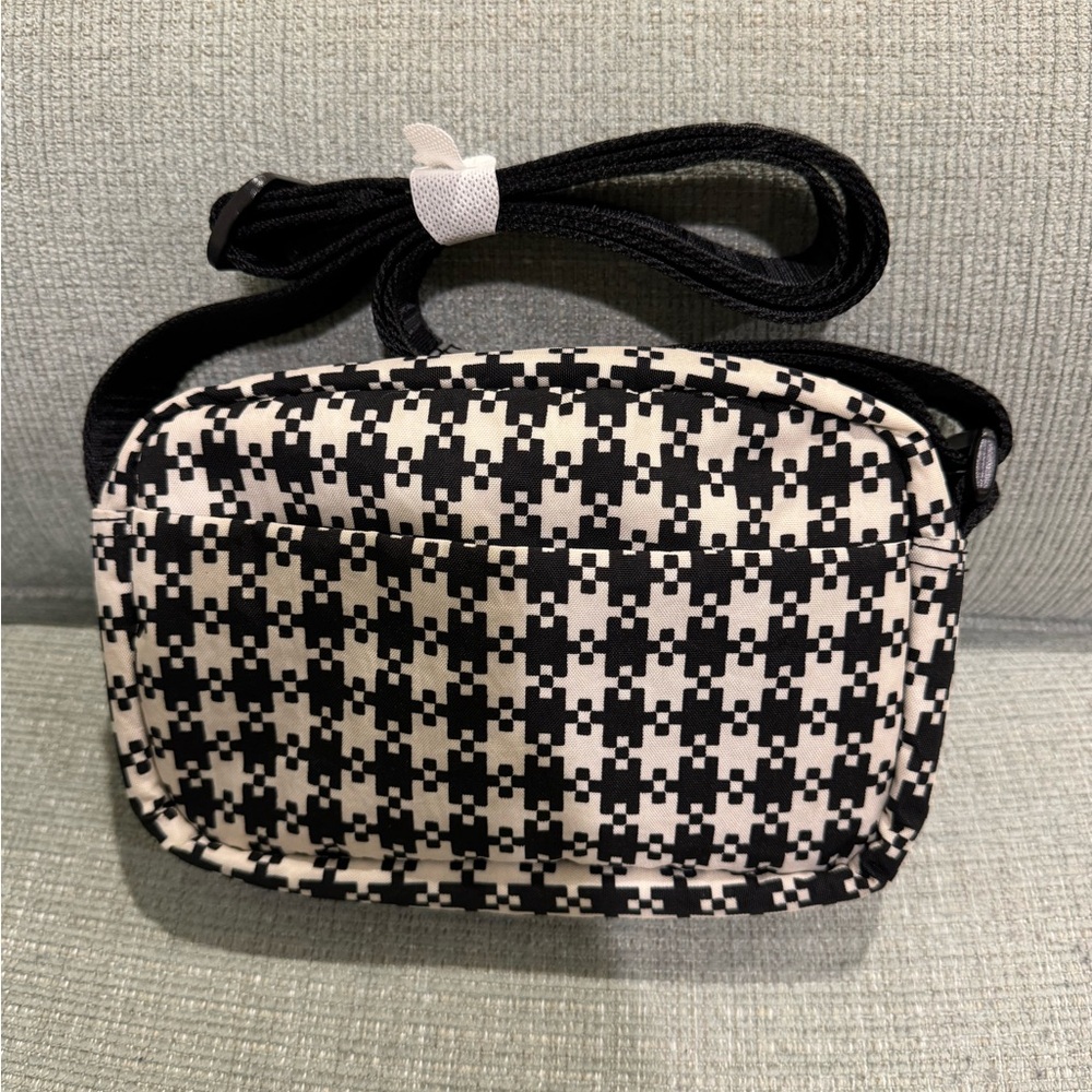 BAGGU Camera Crossbody Bag. 100% genuine.